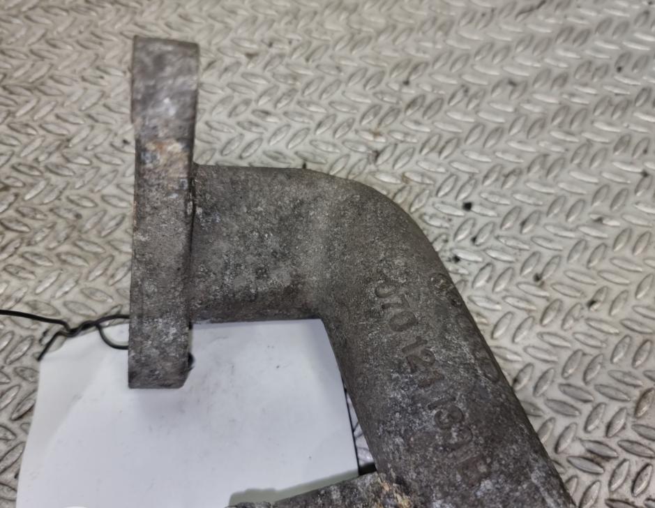 Volkswagen Transporter T5 2003-2015 hatchback 2.5 TDI diesel MT 96 kW 2007  Hadica chladenia vody 070121133B