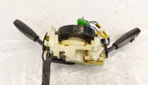 Kia Rio I 1999-2005 combi 1.3 petrol MT 60 kW 2003  Prepínacie páčky pod volantom 93400-FD110