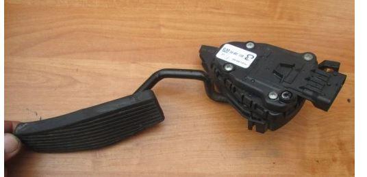 Opel Vectra B 1995-2002 hatchback 1.6 16v petrol MT 74 kW 1999  Potenciometer plynového pedálu 24402358 CJ