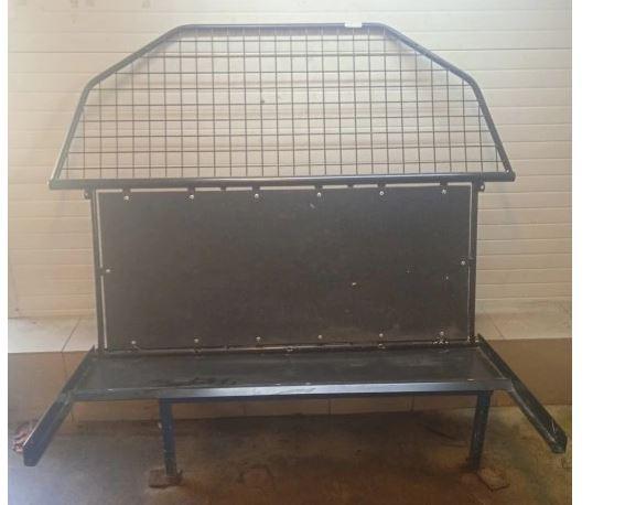 Skoda Roomster hatchback 1.4 16v petrol MT 63 kW 2014  Mriežka deliaca stena