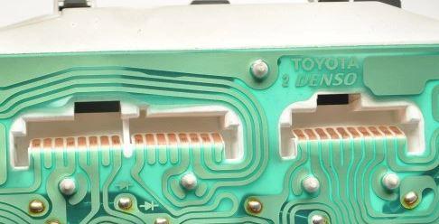 Toyota Yaris I 1999-2005 hatchback 1.4 D4D diesel MT 55 kW 2004  Prístrojová doska 83800-0D420