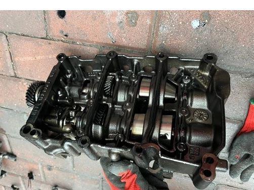 Audi A4 B7 2004  2008 sedan 2.0 TDI diesel   MT  Olejová pumpa 03L103537 ; 03G295AL ; 03G115105H