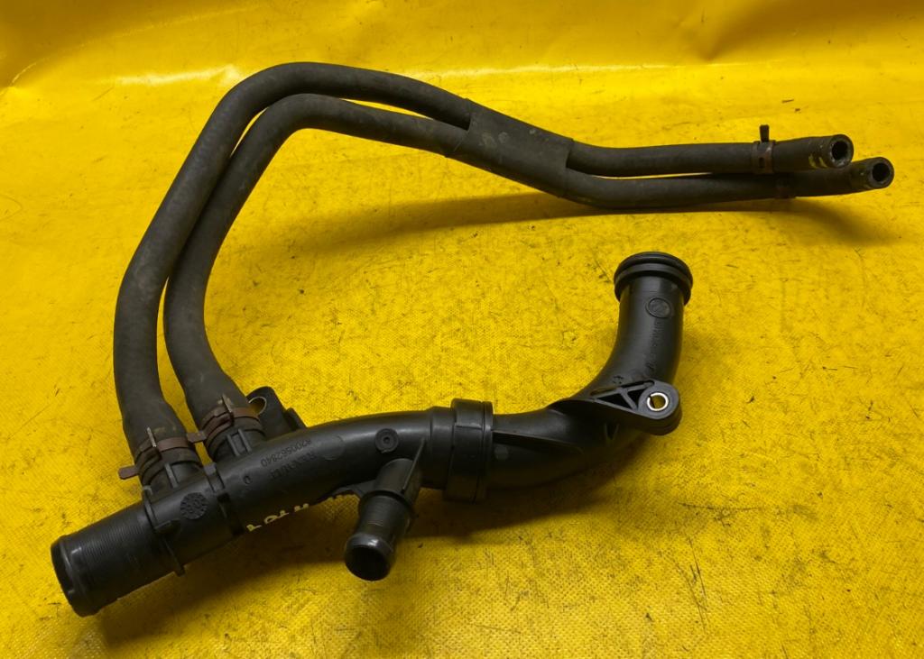 Renault Clio III 2005-2012 combi 1.2 TCE petrol MT 74 kW 2010  Rúrka chladenia vody 8200562840 8200562840D
