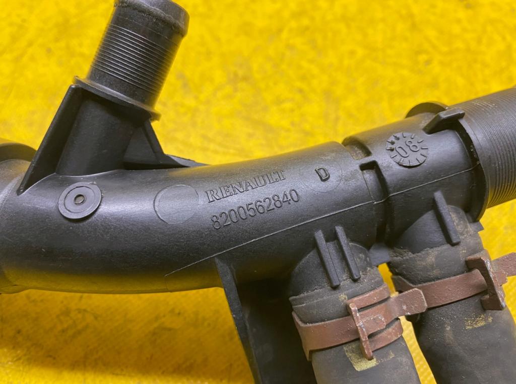 Renault Clio III 2005-2012 combi 1.2 TCE petrol MT 74 kW 2010  Rúrka chladenia vody 8200562840 8200562840D