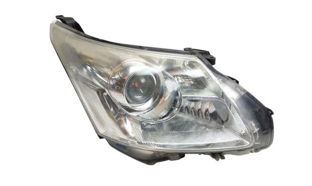 Toyota Avensis III T27 2009-2018 sedan 2.2 D4D diesel MT 110 kW 2009  Svetlo predné pravé 81126-05310 EU