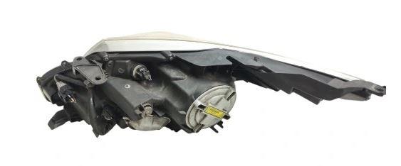 Toyota Avensis III T27 2009-2018 sedan 2.2 D4D diesel MT 110 kW 2009  Svetlo predné pravé 81126-05310 EU