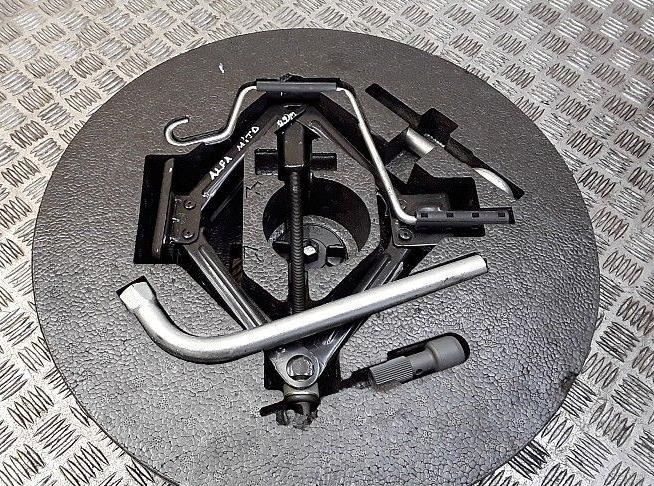 Alfa Romeo Mito 2008-2018 hatchback 1.6 JTD diesel MT 88 kW 2009  Sada na výmenu rezervného kolesa 50508976