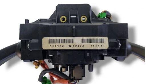 Volvo S40 II 2004-2012 sedan 2.0 D diesel 100 kW 2004  Prepínacie páčky pod volantom P30773155