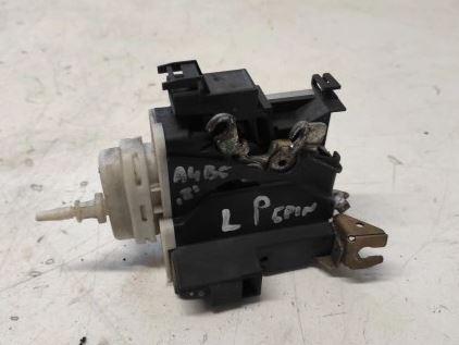 Audi A4 B5 1994-2001 sedan 1.6 petrol MT 74 kW 1999  Zámok dverí predný ľavý 8D1837015A