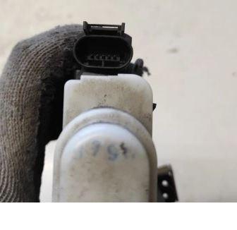 Audi A4 B5 1994-2001 sedan 1.6 petrol MT 74 kW 1999  Zámok dverí predný ľavý 8D1837015A