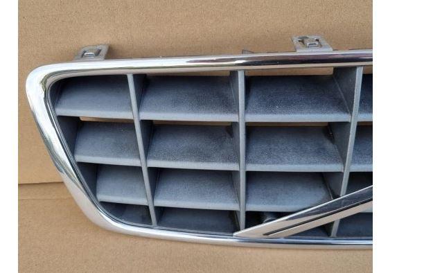 Volvo XC70 I 2000-2007 combi 2.4 D diesel 120 kW 2003  Mriežka predná (maska chladiča) 9190986