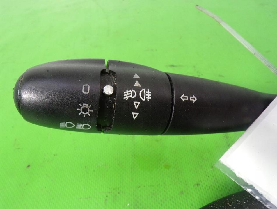 Peugeot 307 hatchback 1.6 16v petrol MT 80 kW 2006  Prepínacie páčky pod volantom 96605587XT