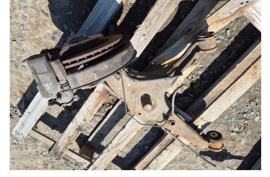 Volkswagen Transporter T5 2003-2015 hatchback 2.5 TDI diesel MT 96 kW 2004  Náboj kolesa zadný ľavý 7H0501413C