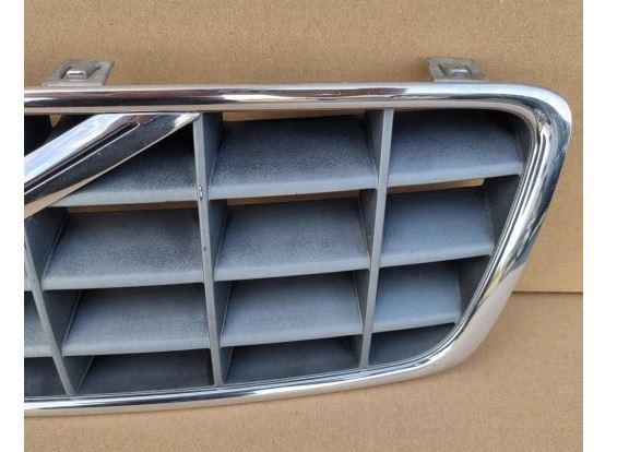 Volvo XC70 I 2000-2007 combi 2.4 D diesel 120 kW 2003  Mriežka predná (maska chladiča) 9190986