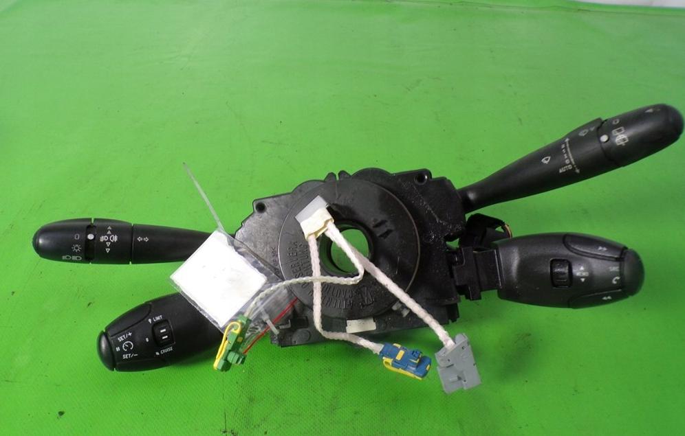 Peugeot 307 hatchback 1.6 16v petrol MT 80 kW 2006  Prepínacie páčky pod volantom 96605587XT