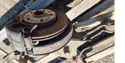 Volkswagen Transporter T5 2003-2015 hatchback 2.5 TDI diesel MT 96 kW 2004  Náboj kolesa zadný ľavý 7H0501413C