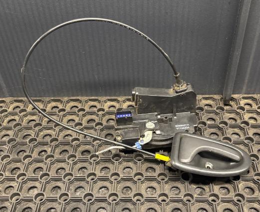 Renault Trafic II 2001-2014 hatchback 2.5 DCI diesel MT 99 kW 2004  Zámok dverí predný pravý 8200042171 91166234