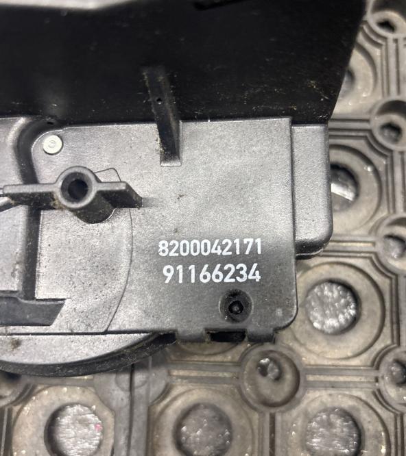 Renault Trafic II 2001-2014 hatchback 2.5 DCI diesel MT 99 kW 2004  Zámok dverí predný pravý 8200042171 91166234