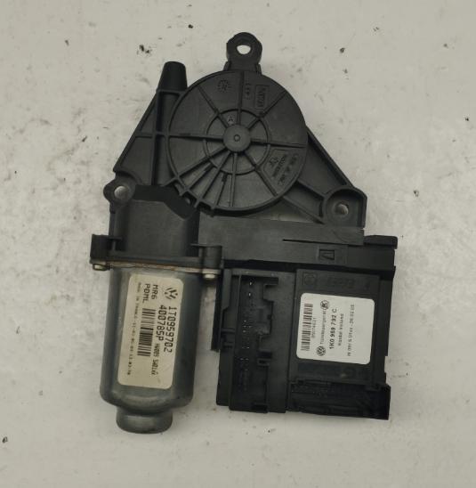 Volkswagen Touran I 2003-2015 hatchback 1.9 TDI diesel Bkc MT 77 kW 2005  Motorček okien predný pravý 1K0959792C 1T0959702