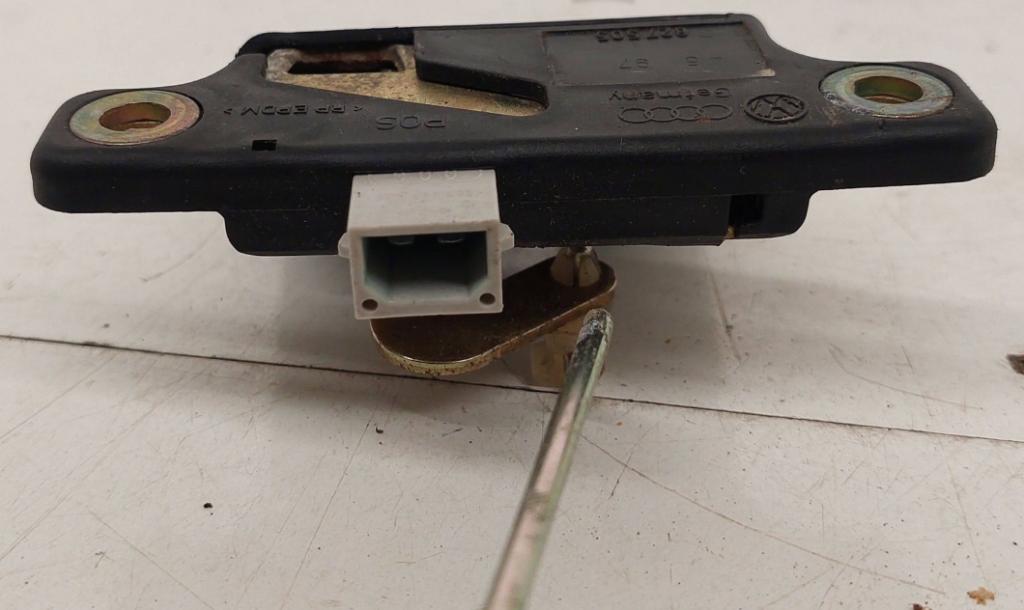 Audi A3 8L 1996-2003 hatchback 1.8 T petrol MT 132 kW 2002  Zámok zadnej kapoty 8L0827505