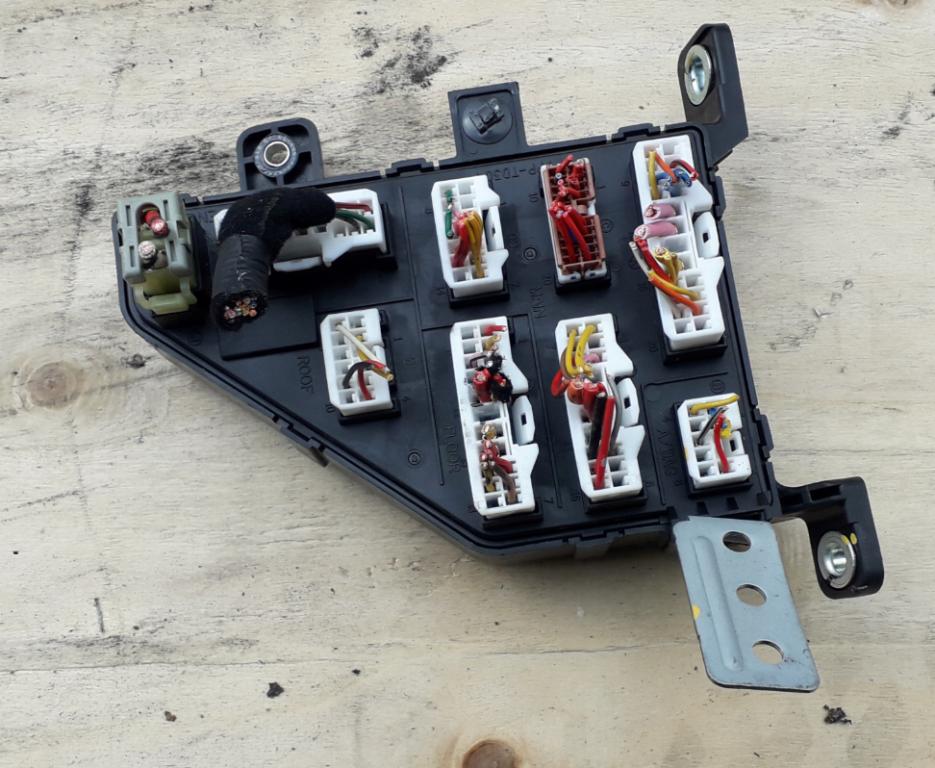 Hyundai Tucson I 2004-2009 suv 2.0 16v petrol 104 kW 2004  Poistková skrinka 91110-2E001