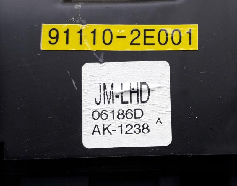 Hyundai Tucson I 2004-2009 suv 2.0 16v petrol 104 kW 2004  Poistková skrinka 91110-2E001