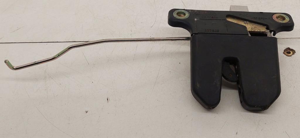 Audi A3 8L 1996-2003 hatchback 1.8 T petrol MT 132 kW 2002  Zámok zadnej kapoty 8L0827505