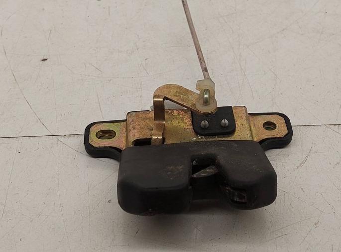 Audi A3 8L 1996-2003 hatchback 1.8 T petrol MT 132 kW 2002  Zámok zadnej kapoty 8L0827505