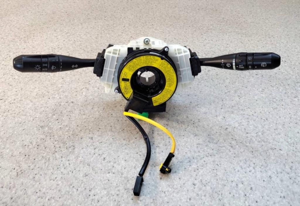 Mitsubishi Colt Z30 VI 2004-2012 hatchback 1.1 12v petrol MT 55 kW 2008  Prepínacie páčky pod volantom 8600A237XA MR587756