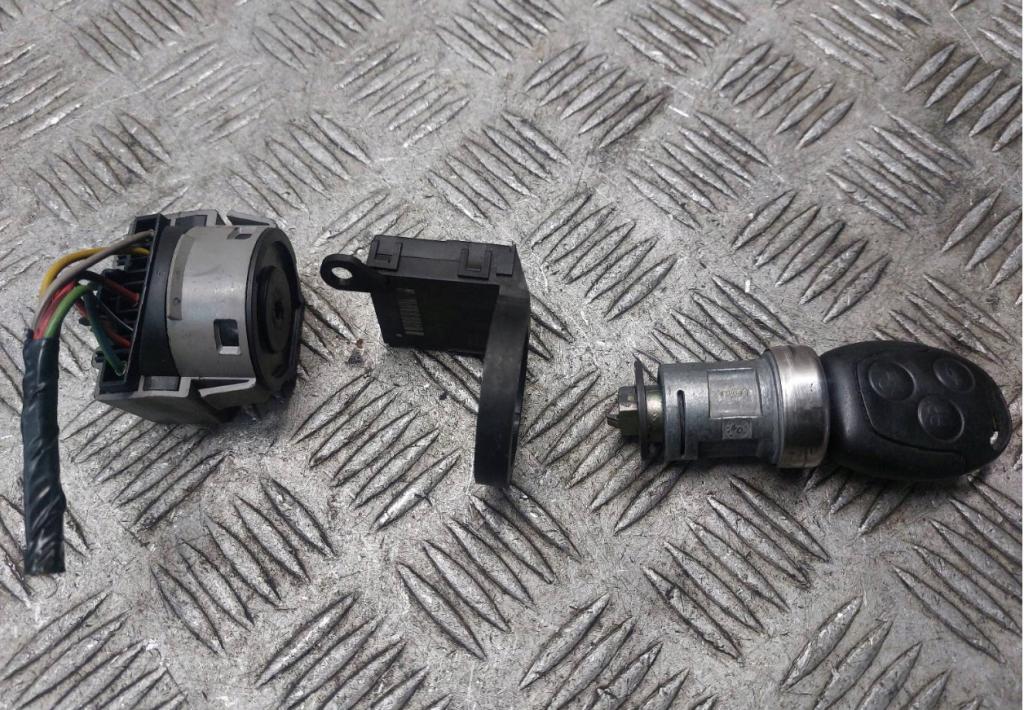 Ford Mondeo Mk3 2000-2007 sedan 2.0 TDCI diesel MT 96 kW 2005  Riadiaca jednotka motora (štartovací komplet) 5S71-12A650-FA 4S7T-14A073-AA