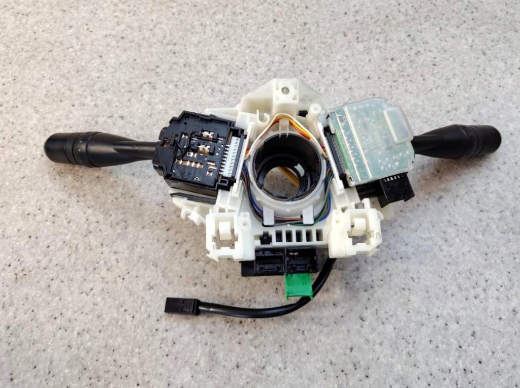 Mitsubishi Colt Z30 VI 2004-2012 hatchback 1.1 12v petrol MT 55 kW 2008  Prepínacie páčky pod volantom 8600A237XA MR587756