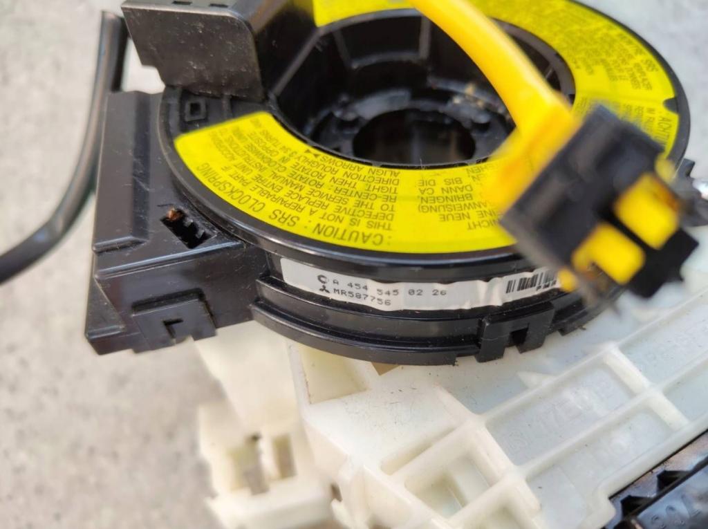 Mitsubishi Colt Z30 VI 2004-2012 hatchback 1.1 12v petrol MT 55 kW 2008  Prepínacie páčky pod volantom 8600A237XA MR587756