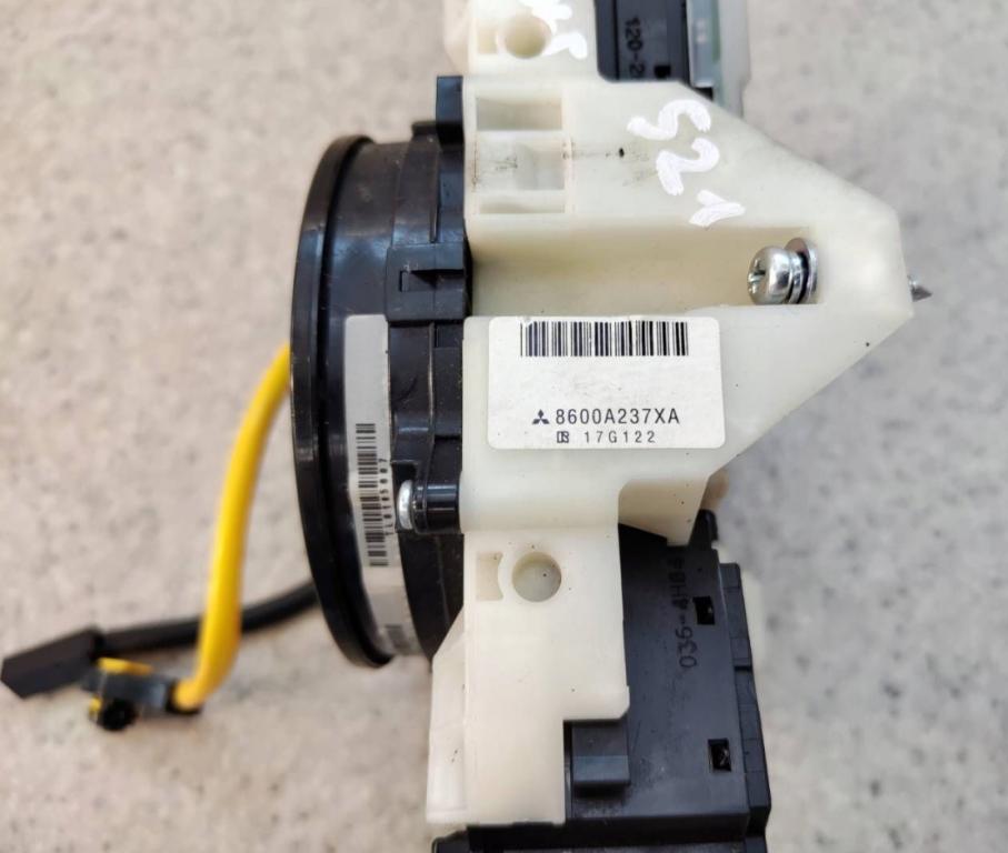 Mitsubishi Colt Z30 VI 2004-2012 hatchback 1.1 12v petrol MT 55 kW 2008  Prepínacie páčky pod volantom 8600A237XA MR587756