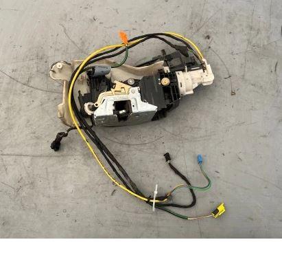 Mercedes S W220 1998-2005 sedan 5.0 V8 petrol AT 225 kW 1999  Zámok dverí predný ľavý 2207200535