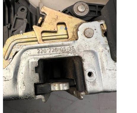 Mercedes S W220 1998-2005 sedan 5.0 V8 petrol AT 225 kW 1999  Zámok dverí predný ľavý 2207200535
