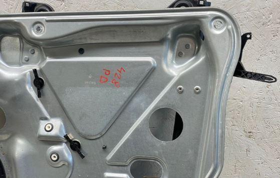 Volkswagen Transporter T5 2003-2015 hatchback 1.9 TDI diesel MT 75 kW 2007  Mechanizmus sťahovania okna predný pravý 7H0837730 58892