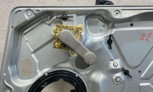 Volkswagen Transporter T5 2003-2015 hatchback 1.9 TDI diesel MT 75 kW 2007  Mechanizmus sťahovania okna predný pravý 7H0837730 58892