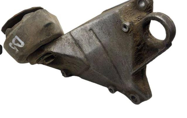 Volkswagen Passat B5 1995-2005 sedan 1.9 TDI diesel 66 kW 1996  Držiak motora 8D0399114S