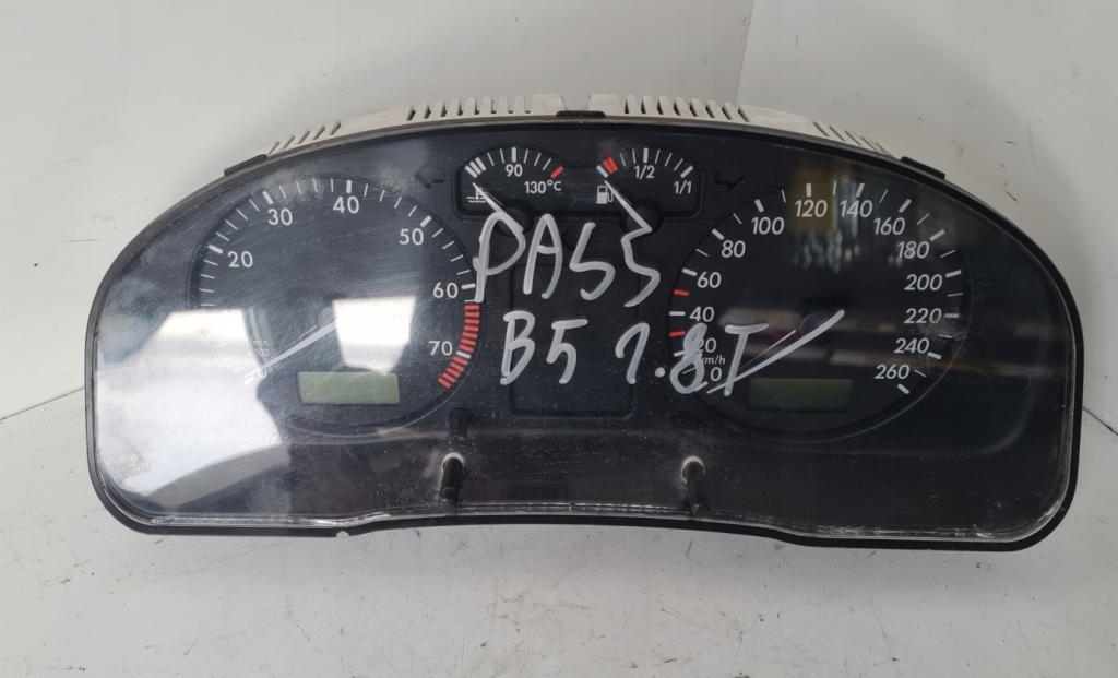 Volkswagen Passat B5 1995-2005 combi 1.8 T petrol MT 110 kW 1997  Prístrojová doska 09051949902