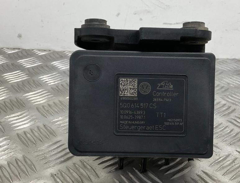 Skoda Octavia III 2013- hatchback 1.5 TSI petrol MT 110 kW 2018  Pumpa ABS 5Q0614517CS