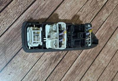 Renault Laguna II 2001-2007 hatchback 1.9 DCI diesel MT 96 kW 2006  Prepínač ovládania okna predný ľavý