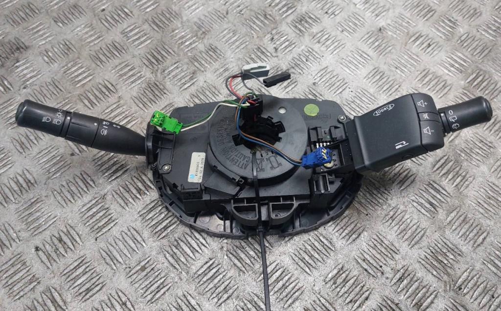 Renault Megane II 2003-2008 sedan 1.9 DCI diesel MT 88 kW 2004  Prepínacie páčky pod volantom 8200213760 61835909