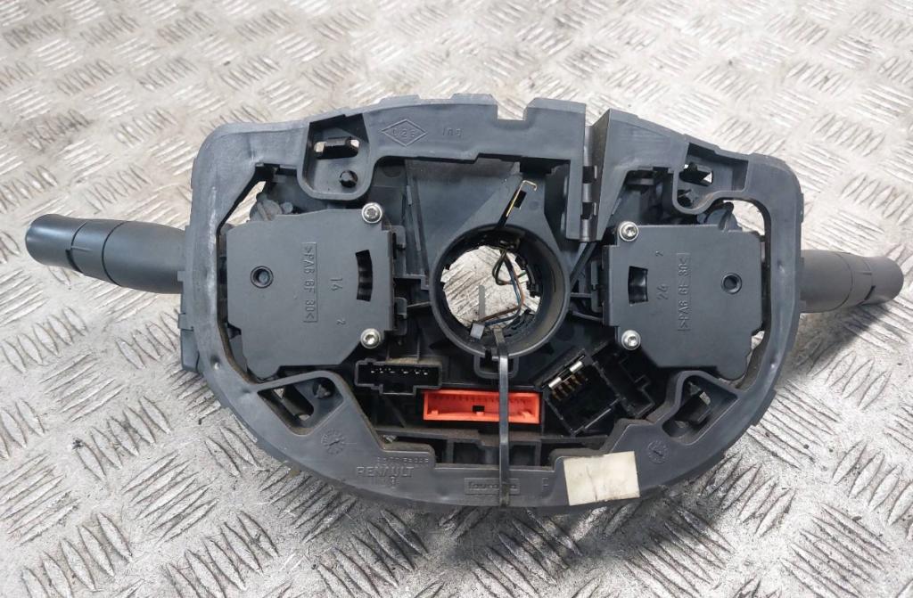 Renault Megane II 2003-2008 sedan 1.9 DCI diesel MT 88 kW 2004  Prepínacie páčky pod volantom 8200213760 61835909