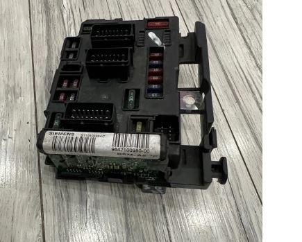 Citroen C5 I 2001-2008 hatchback 2.0 16v petrol MT 103 kW 2002  Poistková skrinka 9643100980-00 S110500004C