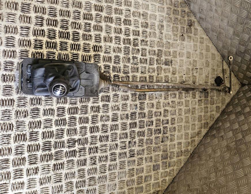 Audi A4 B6 2000-2004 combi 1.9 TDI diesel MT 96 kW 2003  Rýchlostná páka (kulisa) 8e0711025