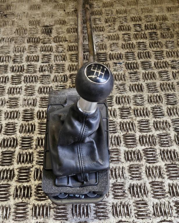 Audi A4 B6 2000-2004 combi 1.9 TDI diesel MT 96 kW 2003  Rýchlostná páka (kulisa) 8e0711025