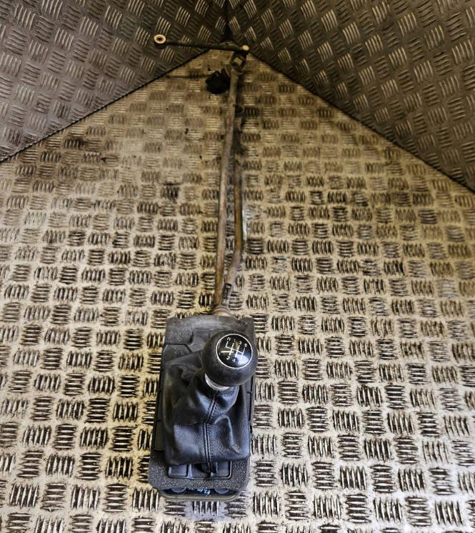 Audi A4 B6 2000-2004 combi 1.9 TDI diesel MT 96 kW 2003  Rýchlostná páka (kulisa) 8e0711025