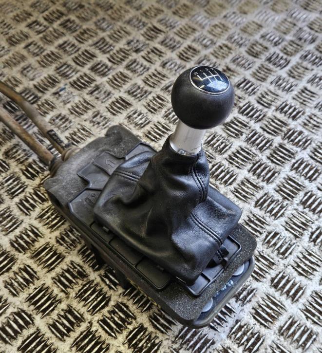 Audi A4 B6 2000-2004 combi 1.9 TDI diesel MT 96 kW 2003  Rýchlostná páka (kulisa) 8e0711025