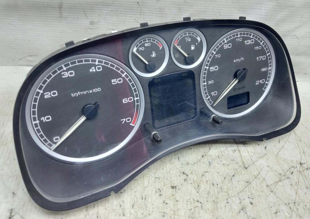 Peugeot 307 hatchback 1.4 petrol MT 55 kW 2001  Prístrojová doska P9636708280