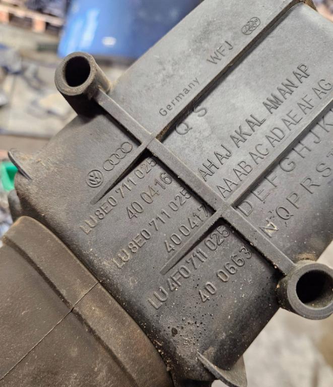 Audi A4 B6 2000-2004 combi 1.9 TDI diesel MT 96 kW 2003  Rýchlostná páka (kulisa) 8e0711025